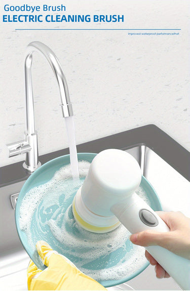 Brosse électrique sur une assiette sous le robinet
